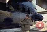 Image 'aviateur effectue une inspection visuelle de l'AC-119K aéronefs Stinger Ohio USA, 1969, de la seconde 44 séquences d'archives historiques vidéo 65675067912