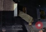 Image 'aviateur effectue une inspection visuelle de l'AC-119K aéronefs Stinger Ohio USA, 1969, de la seconde 47 séquences d'archives historiques vidéo 65675067912
