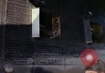 Image 'aviateur effectue une inspection visuelle de l'AC-119K aéronefs Stinger Ohio USA, 1969, de la seconde 52 séquences d'archives historiques vidéo 65675067912