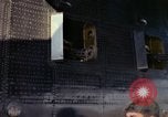 Image 'aviateur effectue une inspection visuelle de l'AC-119K aéronefs Stinger Ohio USA, 1969, de la seconde 53 séquences d'archives historiques vidéo 65675067912