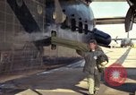 Image 'aviateur effectue une inspection visuelle de l'AC-119K aéronefs Stinger Ohio USA, 1969, de la seconde 55 séquences d'archives historiques vidéo 65675067912
