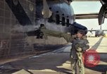Image 'aviateur effectue une inspection visuelle de l'AC-119K aéronefs Stinger Ohio USA, 1969, de la seconde 57 séquences d'archives historiques vidéo 65675067912