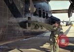 Image 'aviateur effectue une inspection visuelle de l'AC-119K aéronefs Stinger Ohio USA, 1969, de la seconde 58 séquences d'archives historiques vidéo 65675067912
