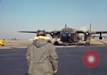Immagine di Il USAF AC-119K Stinger aeromobile inizia a motori e taxi Ohio USA, 1969, secondo 41 filmato di repertorio 65675067913