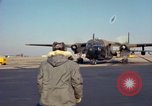 Immagine di Il USAF AC-119K Stinger aeromobile inizia a motori e taxi Ohio USA, 1969, secondo 43 filmato di repertorio 65675067913