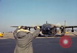 Immagine di Il USAF AC-119K Stinger aeromobile inizia a motori e taxi Ohio USA, 1969, secondo 48 filmato di repertorio 65675067913