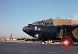 Immagine di Il USAF AC-119K Stinger aeromobile inizia a motori e taxi Ohio USA, 1969, secondo 60 filmato di repertorio 65675067913