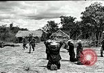 Immagine di Il trattamento umano dei prigionieri di guerra Il Vietnam, 1965, secondo 16 filmato di repertorio 65675067934