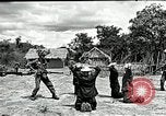 Immagine di Il trattamento umano dei prigionieri di guerra Il Vietnam, 1965, secondo 19 filmato di repertorio 65675067934