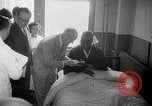 Standbild Wasserstoffbombe und Atombombe Strahlenwirkungen United States USA, 1954, aus Sekunde 18 historischem Filmmaterial Videoclip 65675067981