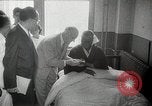 Standbild Wasserstoffbombe und Atombombe Strahlenwirkungen United States USA, 1954, aus Sekunde 20 historischem Filmmaterial Videoclip 65675067981