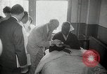 Standbild Wasserstoffbombe und Atombombe Strahlenwirkungen United States USA, 1954, aus Sekunde 21 historischem Filmmaterial Videoclip 65675067981