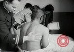 Standbild Wasserstoffbombe und Atombombe Strahlenwirkungen United States USA, 1954, aus Sekunde 37 historischem Filmmaterial Videoclip 65675067981