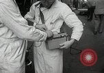 Standbild Wasserstoffbombe und Atombombe Strahlenwirkungen United States USA, 1954, aus Sekunde 55 historischem Filmmaterial Videoclip 65675067981