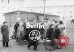 Standbild Flüchtling Registration Center Berlin Deutschland, 1954, aus Sekunde 1 historischem Filmmaterial Videoclip 65675067984