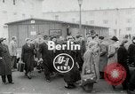 Standbild Flüchtling Registration Center Berlin Deutschland, 1954, aus Sekunde 3 historischem Filmmaterial Videoclip 65675067984