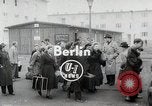 Standbild Flüchtling Registration Center Berlin Deutschland, 1954, aus Sekunde 4 historischem Filmmaterial Videoclip 65675067984
