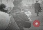 Standbild Flüchtling Registration Center Berlin Deutschland, 1954, aus Sekunde 5 historischem Filmmaterial Videoclip 65675067984