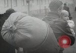 Standbild Flüchtling Registration Center Berlin Deutschland, 1954, aus Sekunde 6 historischem Filmmaterial Videoclip 65675067984
