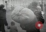 Standbild Flüchtling Registration Center Berlin Deutschland, 1954, aus Sekunde 7 historischem Filmmaterial Videoclip 65675067984