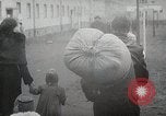 Standbild Flüchtling Registration Center Berlin Deutschland, 1954, aus Sekunde 8 historischem Filmmaterial Videoclip 65675067984