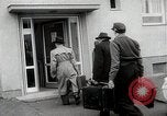 Standbild Flüchtling Registration Center Berlin Deutschland, 1954, aus Sekunde 9 historischem Filmmaterial Videoclip 65675067984