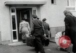 Standbild Flüchtling Registration Center Berlin Deutschland, 1954, aus Sekunde 10 historischem Filmmaterial Videoclip 65675067984