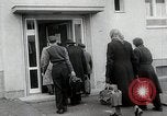 Standbild Flüchtling Registration Center Berlin Deutschland, 1954, aus Sekunde 11 historischem Filmmaterial Videoclip 65675067984