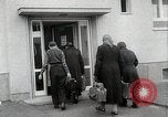 Standbild Flüchtling Registration Center Berlin Deutschland, 1954, aus Sekunde 12 historischem Filmmaterial Videoclip 65675067984