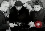 Standbild Flüchtling Registration Center Berlin Deutschland, 1954, aus Sekunde 16 historischem Filmmaterial Videoclip 65675067984