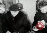 Standbild Flüchtling Registration Center Berlin Deutschland, 1954, aus Sekunde 17 historischem Filmmaterial Videoclip 65675067984