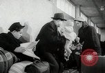 Standbild Flüchtling Registration Center Berlin Deutschland, 1954, aus Sekunde 19 historischem Filmmaterial Videoclip 65675067984