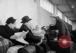 Standbild Flüchtling Registration Center Berlin Deutschland, 1954, aus Sekunde 21 historischem Filmmaterial Videoclip 65675067984