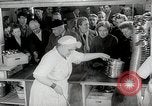 Standbild Flüchtling Registration Center Berlin Deutschland, 1954, aus Sekunde 24 historischem Filmmaterial Videoclip 65675067984