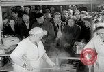 Standbild Flüchtling Registration Center Berlin Deutschland, 1954, aus Sekunde 25 historischem Filmmaterial Videoclip 65675067984