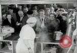 Standbild Flüchtling Registration Center Berlin Deutschland, 1954, aus Sekunde 26 historischem Filmmaterial Videoclip 65675067984