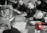 Standbild Flüchtling Registration Center Berlin Deutschland, 1954, aus Sekunde 27 historischem Filmmaterial Videoclip 65675067984