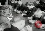 Standbild Flüchtling Registration Center Berlin Deutschland, 1954, aus Sekunde 28 historischem Filmmaterial Videoclip 65675067984