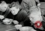 Standbild Flüchtling Registration Center Berlin Deutschland, 1954, aus Sekunde 31 historischem Filmmaterial Videoclip 65675067984