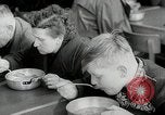 Standbild Flüchtling Registration Center Berlin Deutschland, 1954, aus Sekunde 32 historischem Filmmaterial Videoclip 65675067984