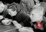 Standbild Flüchtling Registration Center Berlin Deutschland, 1954, aus Sekunde 33 historischem Filmmaterial Videoclip 65675067984