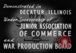Standbild Jalopies Parade Decatur Illinois USA, 1943, aus Sekunde 26 historischem Filmmaterial Videoclip 65675067989