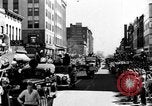 Standbild Schrott Jalopy Parade in Zweiten Weltkrieg Decatur Illinois USA, 1943, aus Sekunde 15 historischem Filmmaterial Videoclip 65675067990