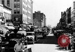 Standbild Schrott Jalopy Parade in Zweiten Weltkrieg Decatur Illinois USA, 1943, aus Sekunde 16 historischem Filmmaterial Videoclip 65675067990