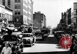 Standbild Schrott Jalopy Parade in Zweiten Weltkrieg Decatur Illinois USA, 1943, aus Sekunde 20 historischem Filmmaterial Videoclip 65675067990