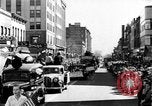 Standbild Schrott Jalopy Parade in Zweiten Weltkrieg Decatur Illinois USA, 1943, aus Sekunde 21 historischem Filmmaterial Videoclip 65675067990