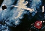 Immagine di Gli astronauti pratica extra vehicular tecniche in NASA Progetto Gemini United States USA, 1966, secondo 55 filmato di repertorio 65675068014