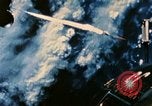 Immagine di Gli astronauti pratica extra vehicular tecniche in NASA Progetto Gemini United States USA, 1966, secondo 56 filmato di repertorio 65675068014