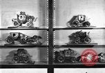 Standbild Replik von Kutschen New York United States USA, 1930, aus Sekunde 53 historischem Filmmaterial Videoclip 65675068043