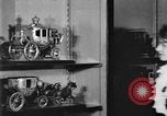 Standbild Replik von Kutschen New York United States USA, 1930, aus Sekunde 54 historischem Filmmaterial Videoclip 65675068043